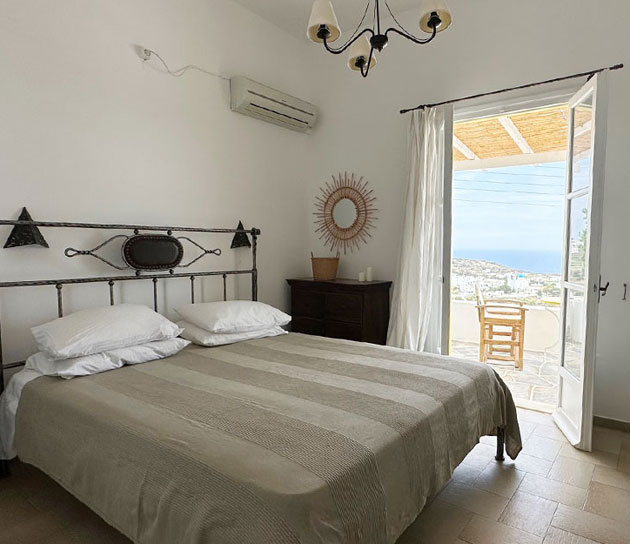 The double room Thalassa with double metalic bed